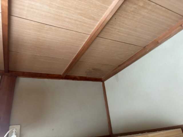部屋角の小さな染み